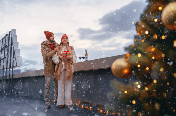 一对夫妇在庆祝圣诞节图片下载