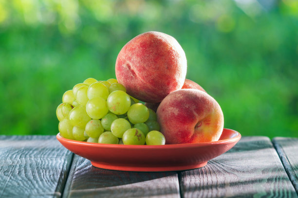 静物桃树和葡萄在木桌上收获后图片下载