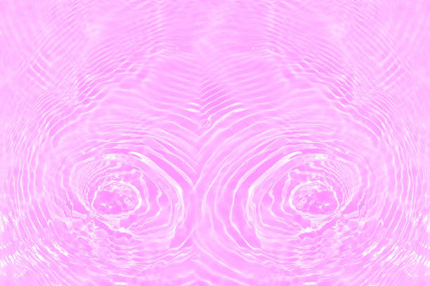 离焦模糊透明紫色颜色清晰平静的水面纹理与飞溅和气泡。潮流抽象的自然背景。水波在阳光下复制空间。粉红色的水滴闪闪发光图片下载