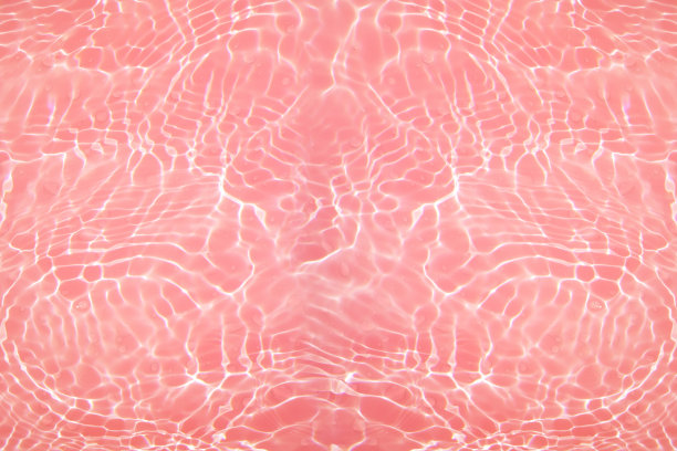 离焦模糊透明红色颜色清晰平静的水面纹理与飞溅和气泡。潮流抽象的自然背景。水波在阳光下复制空间。红色水彩闪光图片下载