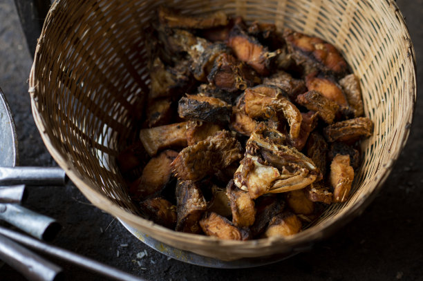 户外野餐的炸鱼桶库存照片图片下载