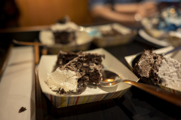 巧克力冰淇淋盛在一盘社交派对食物库存照片图片下载