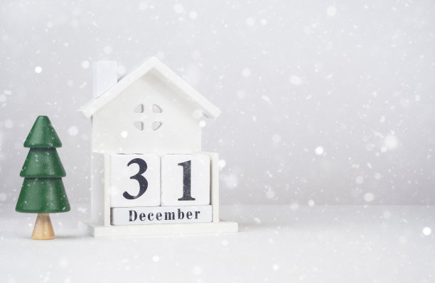木制日历与圣诞树的日期12月31日在光的背景。新年的概念图片下载