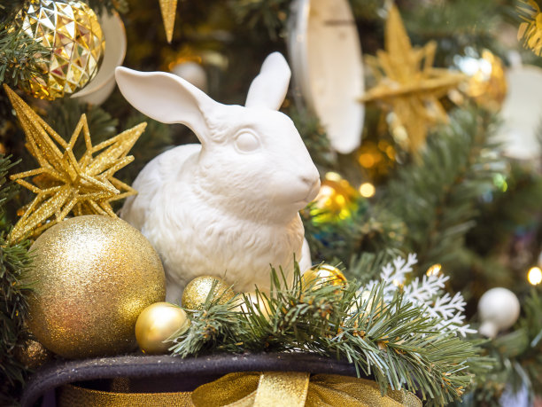 树下的陶瓷兔子和气球雕像。象征着即将到来的2023年。图片下载