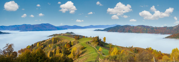秋日乡间的晨雾。乌克兰，喀尔巴阡山脉，外喀尔巴阡。宁静如画的旅游，季节性，自然和乡村美的概念场景。图片下载
