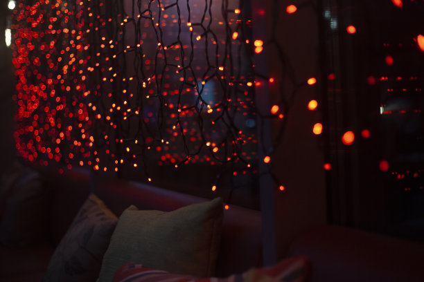 室内花环。房间里有灯光。内部细节。图片下载