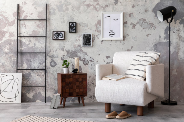 室内设计舒适的客厅内部模拟，白色扶手椅，木制咖啡桌和个人配件。模拟海报。家居装饰。模板。图片下载