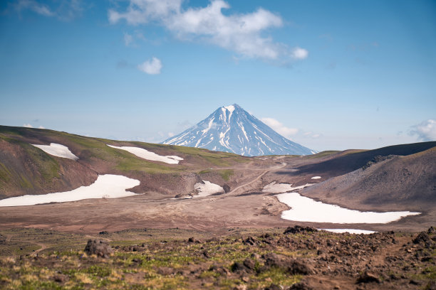 堪察加半岛维柳钦斯基火山夏季风光图片下载