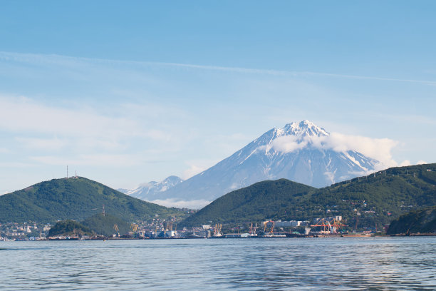 堪察加彼得罗巴甫洛夫斯克市与阿瓦恰火山景观图片下载