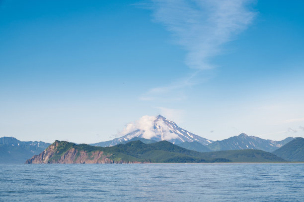 堪察加半岛雪山海岸线的夏季景观图片下载