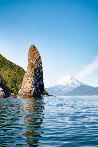 堪察加半岛雪山海岸线的夏季景观图片下载