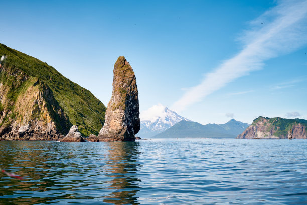 堪察加半岛雪山海岸线的夏季景观图片下载