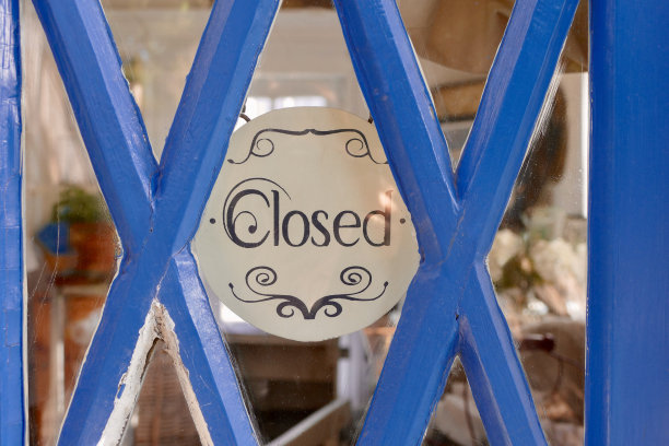 门多西诺维多利亚式店面，窗户上挂着一个关闭的标志图片下载