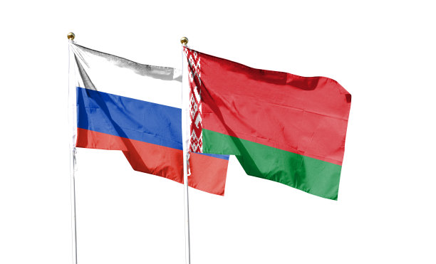 俄罗斯国旗和白俄罗斯国旗，白色背景上孤立的裁剪路径。把那挥舞的旗帜关掉。的象征。框架与空白的文本图片下载