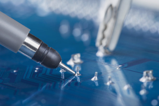 利用PCB上的示波器测量电子信号。电子维修和数字技术。图片下载