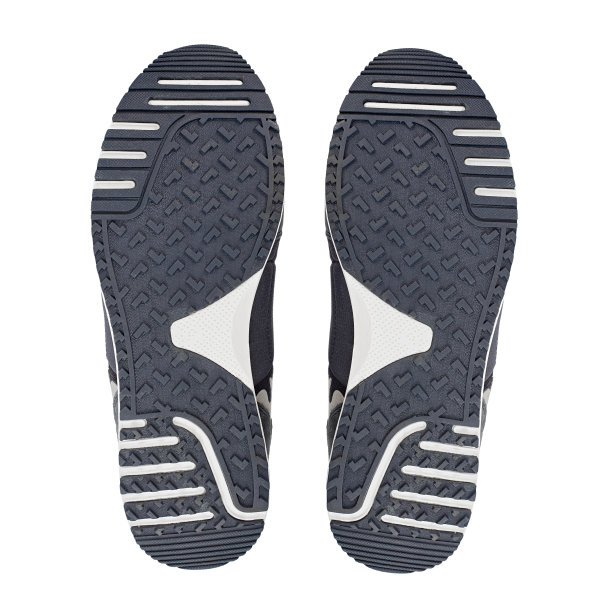 浅色跑步运动鞋鞋底孤立在白色背景上。时尚时尚的运动休闲鞋。图片下载