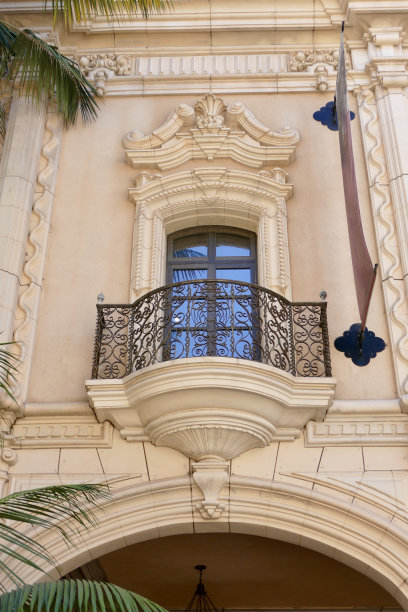 华丽的上层阳台与锻铁和建筑细节图片下载