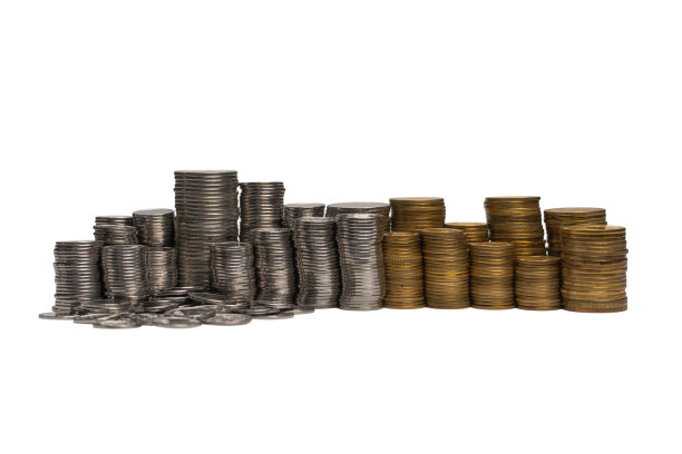 白色背景上孤立的一堆硬币。图片下载