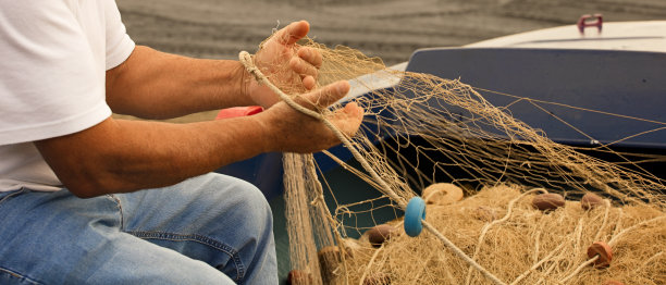 盟军的延绳网，渔民修理和准备在海上工作的材料图片下载