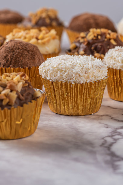 Brigadeiro是一种常见的巴西甜点。美味的巧克力糖果Brigadeiro放在桌子上图片下载