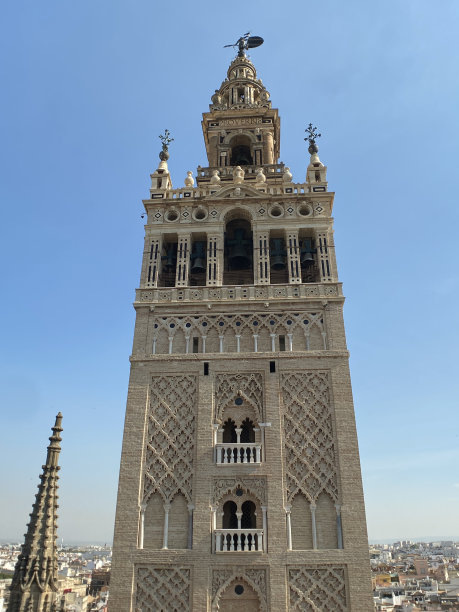 吉拉尔达是塞维利亚大教堂的钟楼，高342英尺，有文艺复兴风格的钟楼，被联合国教科文组织列为世界遗产。图片下载