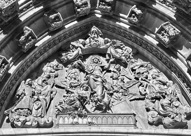 西班牙安达卢西亚的塞维利亚大教堂(圣母玛利亚大教堂)的受孕门鼓室的近距离视图。(黑白)图片下载