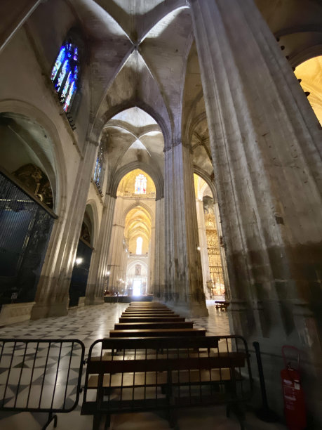 西班牙塞维利亚，傍晚的阳光洒满了塞维利亚大教堂(圣玛丽大教堂)的耳堂。图片下载