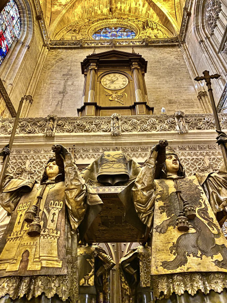 在西班牙塞维利亚市的塞维利亚大教堂(圣玛丽大教堂)内，代表卡斯蒂利亚、莱昂、阿拉贡和纳瓦拉的四名护柩者高举着载有航海家克里斯托弗·哥伦布遗骸的棺材。图片下载