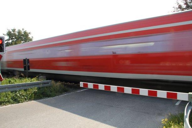 火车通过平交道口图片下载