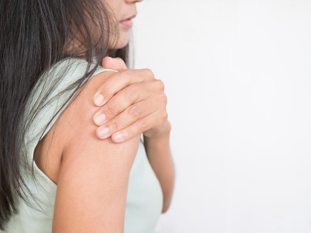 白底肩痛关节的女人图片下载