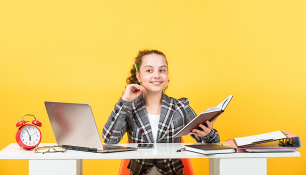 在线教育和人。童年的幸福。使用笔记本电脑工作。准备学习。在家学习。小企业主。回到学校。教育理念。对你来说是个好消息图片下载