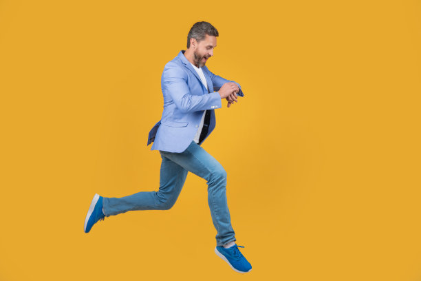 商人急于赶上最后期限。商人在半空中检查手表。精力充沛的商人图片下载