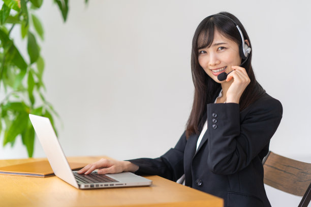 一个戴着耳机说话的女人图片下载