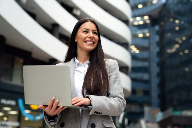 成功的女商人或企业家在户外用笔记本电脑工作图片下载