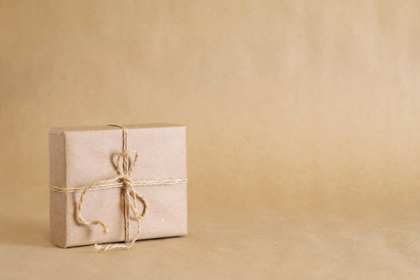 手工牛皮纸零废礼盒牛皮纸背景。照片与选择性对焦。带有复制空间的背景图片下载