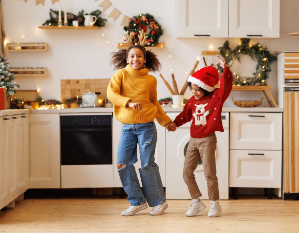 快乐的民族儿童兄妹在圣诞节在家玩得很开心图片下载