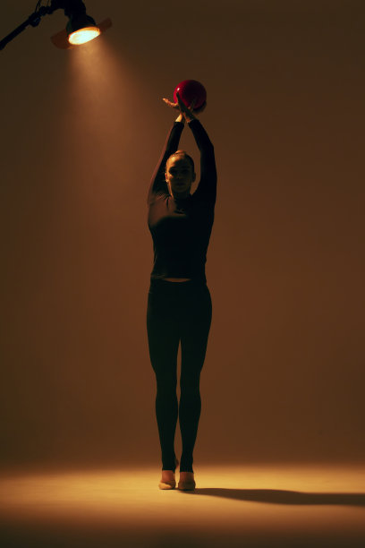 美丽的女子艺术体操运动员图片下载