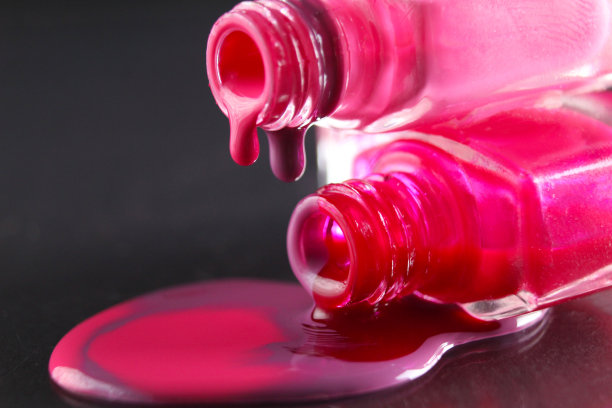 洒了指甲油的特写在一个黑色的背景与一个地方的文本复制空间图片下载