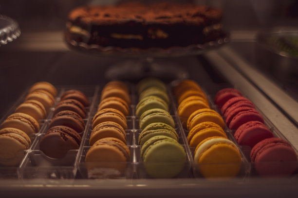 店里柜台上有红、黄、蓝、绿、橙等多种颜色的蛋白杏仁饼图片下载