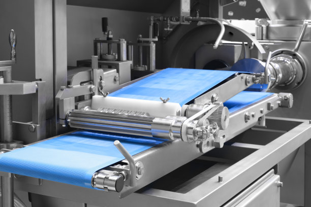 传送带食品。工厂用于生产食品。生产线带包装。食品用塑料包装在传送带上。食品生产概念图片下载