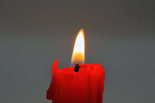 燃烧的红色蜡烛存根特写图片下载