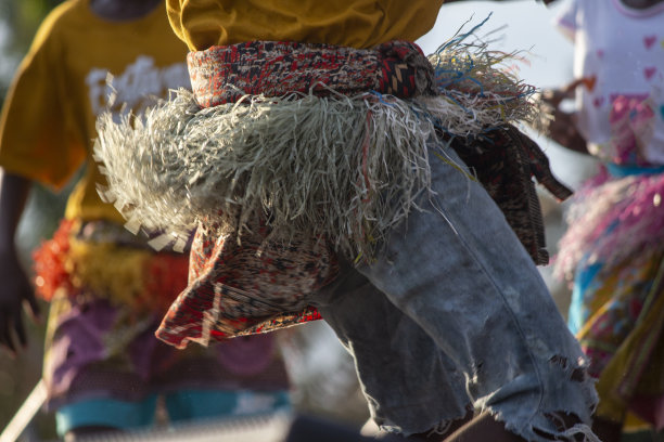 男子穿着传统的裙子，腰缠着织物，表演传统舞蹈图片下载