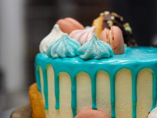 蛋糕设计师装饰磨砂滴蛋糕和顶部甜甜圈浆果蛋白霜和金色油漆图片下载