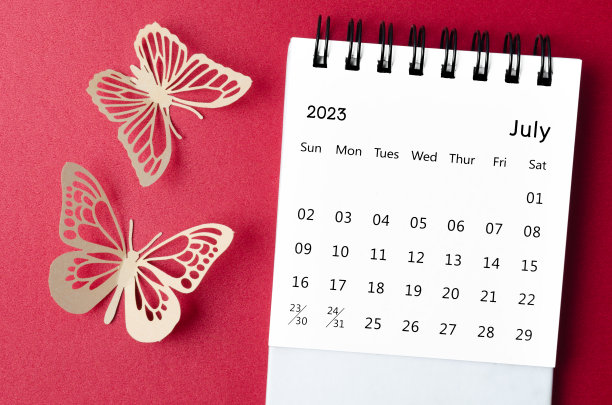 2023年7月的台历，供组织者规划和提醒，红色背景上有蝴蝶纸。图片下载