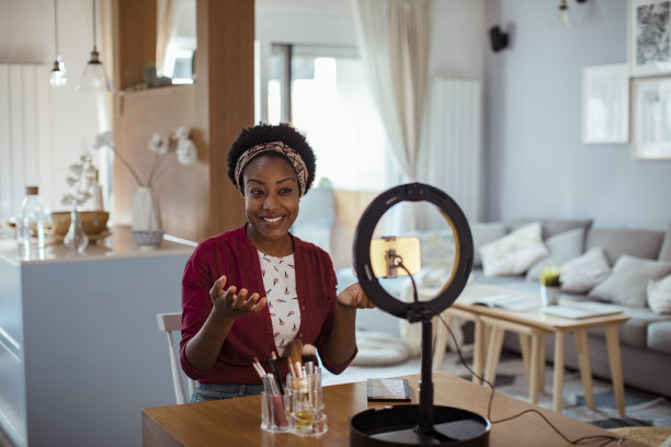 年轻女子在手机上录制化妆教程图片下载