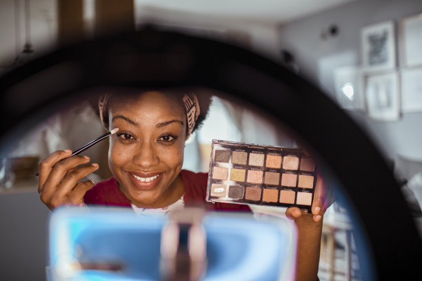 年轻女子在手机上录制化妆教程图片下载