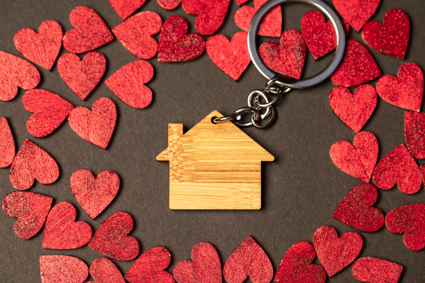 钥匙环与木房子在许多红心图片下载