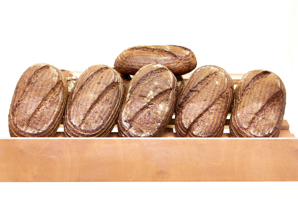 面包店里的新鲜面包分离出白色图片下载