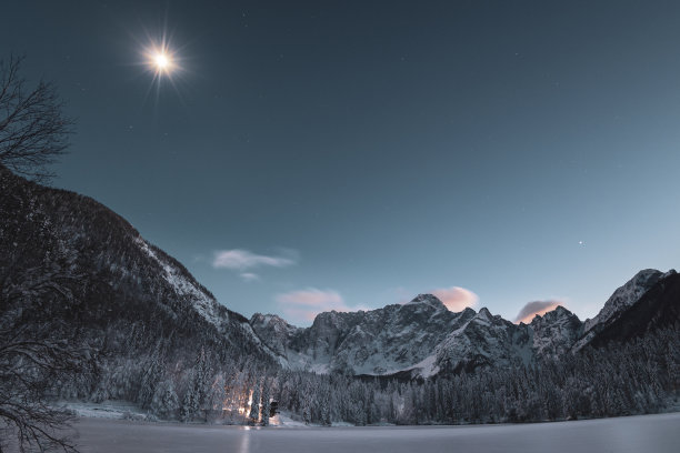 弗辛湖上的冬日月光图片下载