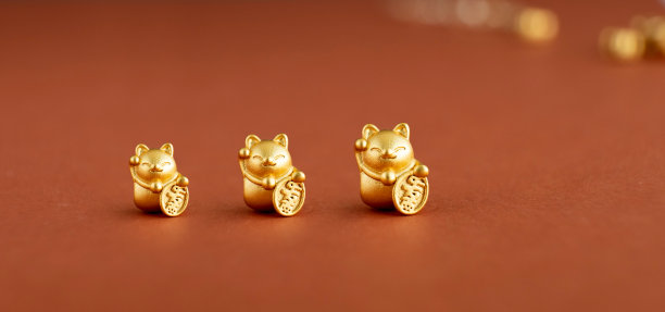 中国新年的幸运饰品，日本的幸运猫Maneki Neko在金色，豪华的棕色橙色背景图片下载